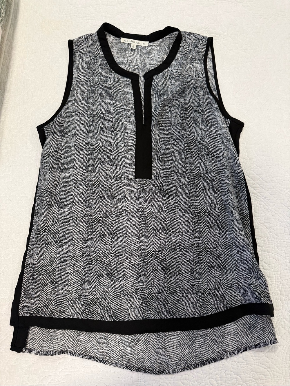 Daniel Rainn Black & White Sleeveless Split-Neck Herringbone Shell